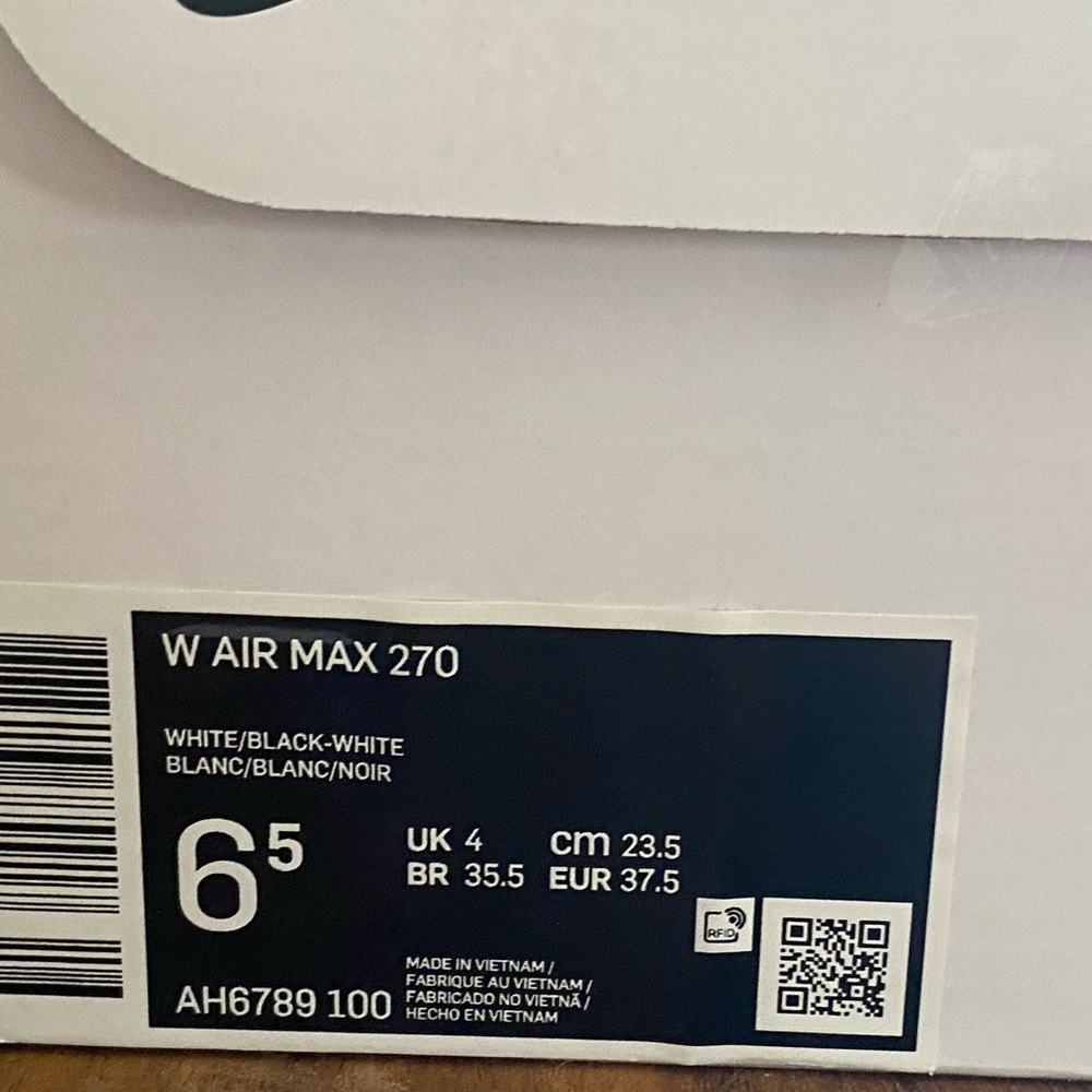 Nike Women's Air Max 270 Sneaker Black White 6.5 - Picture 4 of 16